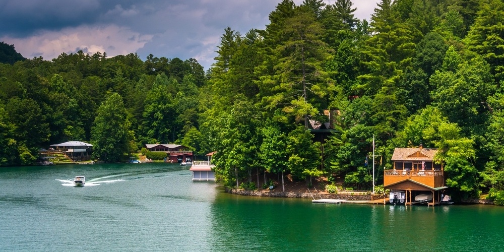 Houses along the shore of Lake Burton, in Georgia.-754644-edited